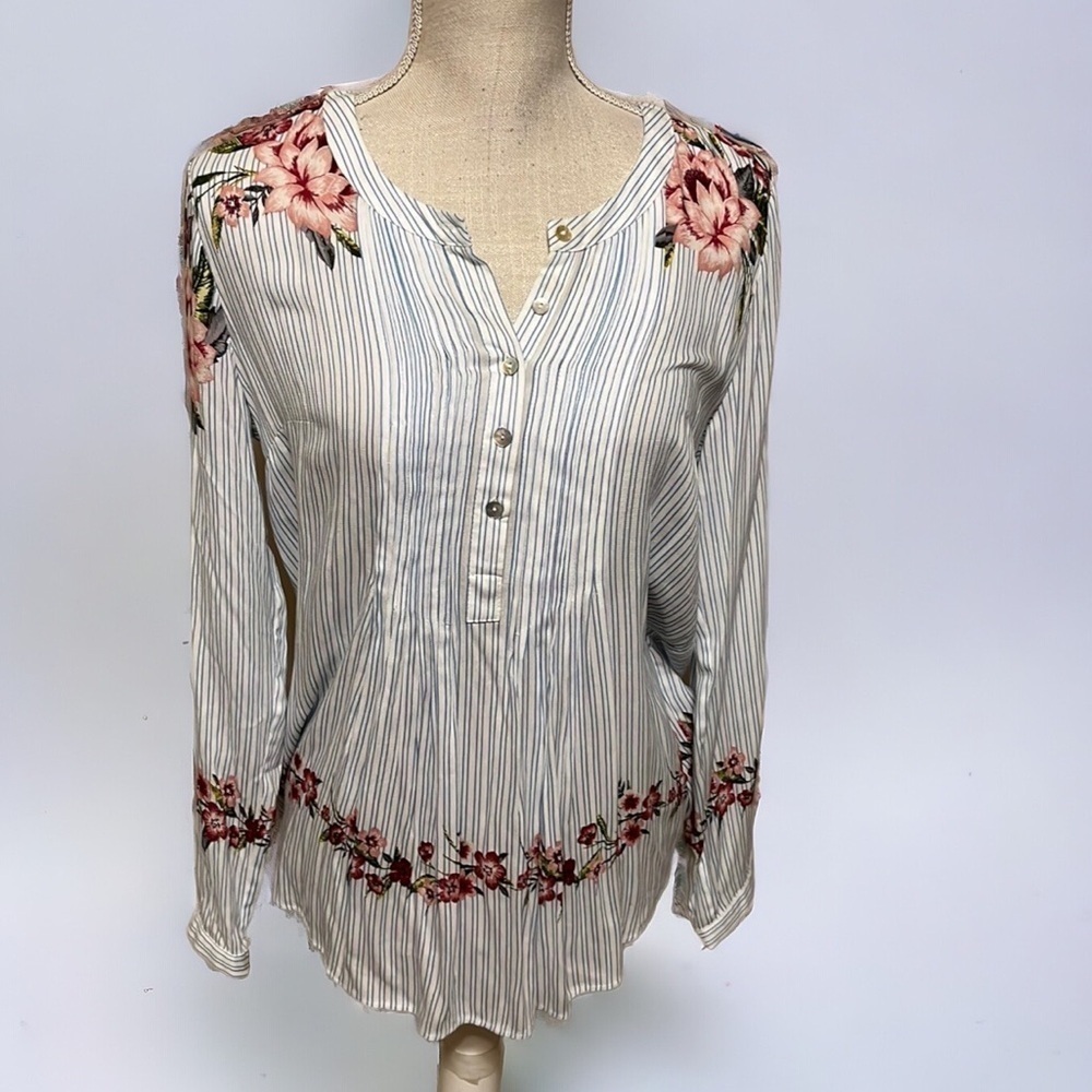 Pale Sky blue blouse with roses. Size sm